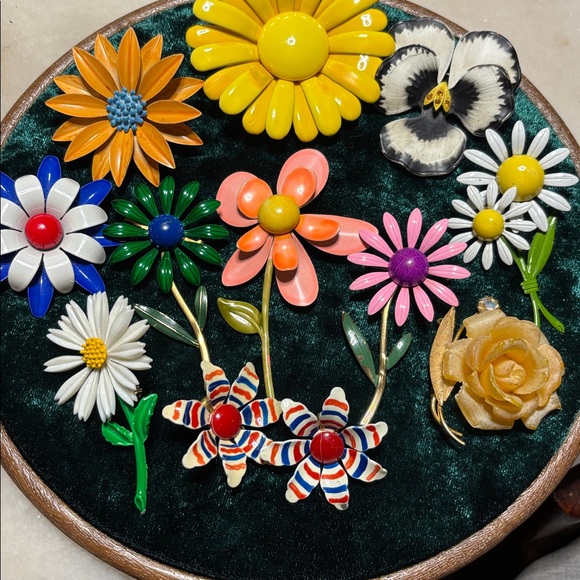 Vintage Jewelry - Bundle of 11 vintage flower brooches & earrings